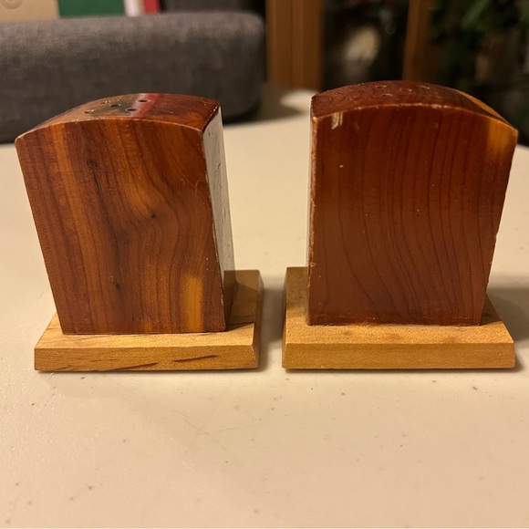 Wooden salt and pepper shakers “here lies, pepper and salt” tombstones - Picture 3 of 4